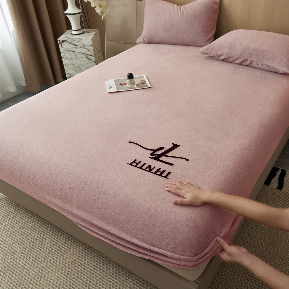 91家纺网 家纺一手货源 找家纺 早晨家纺 2025新款牛奶绒纯色毛巾绣暖绒床笠 时尚-豆沙