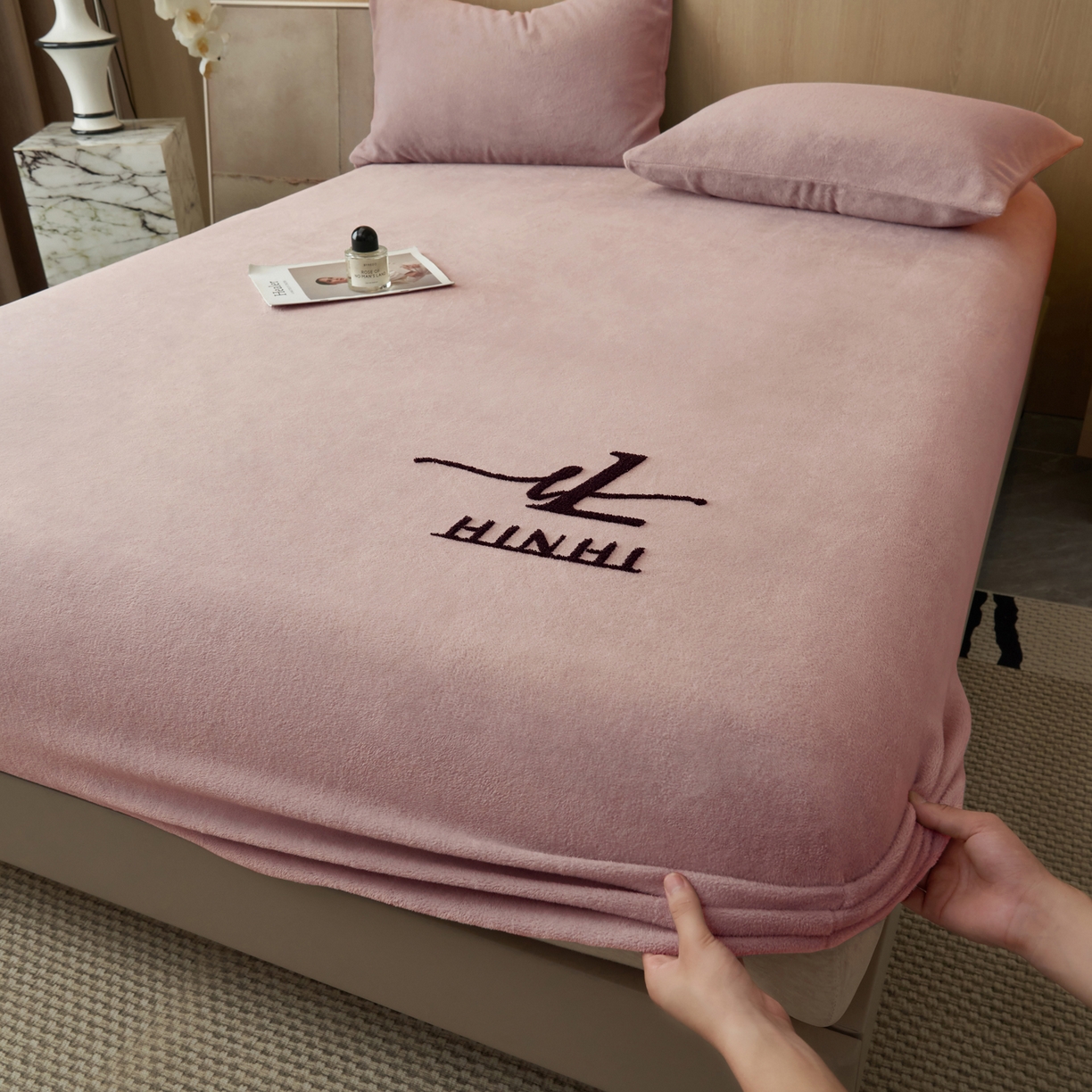 91家纺网 家纺一手货源 找家纺 早晨家纺 2025新款牛奶绒纯色毛巾绣暖绒床笠 时尚-豆沙