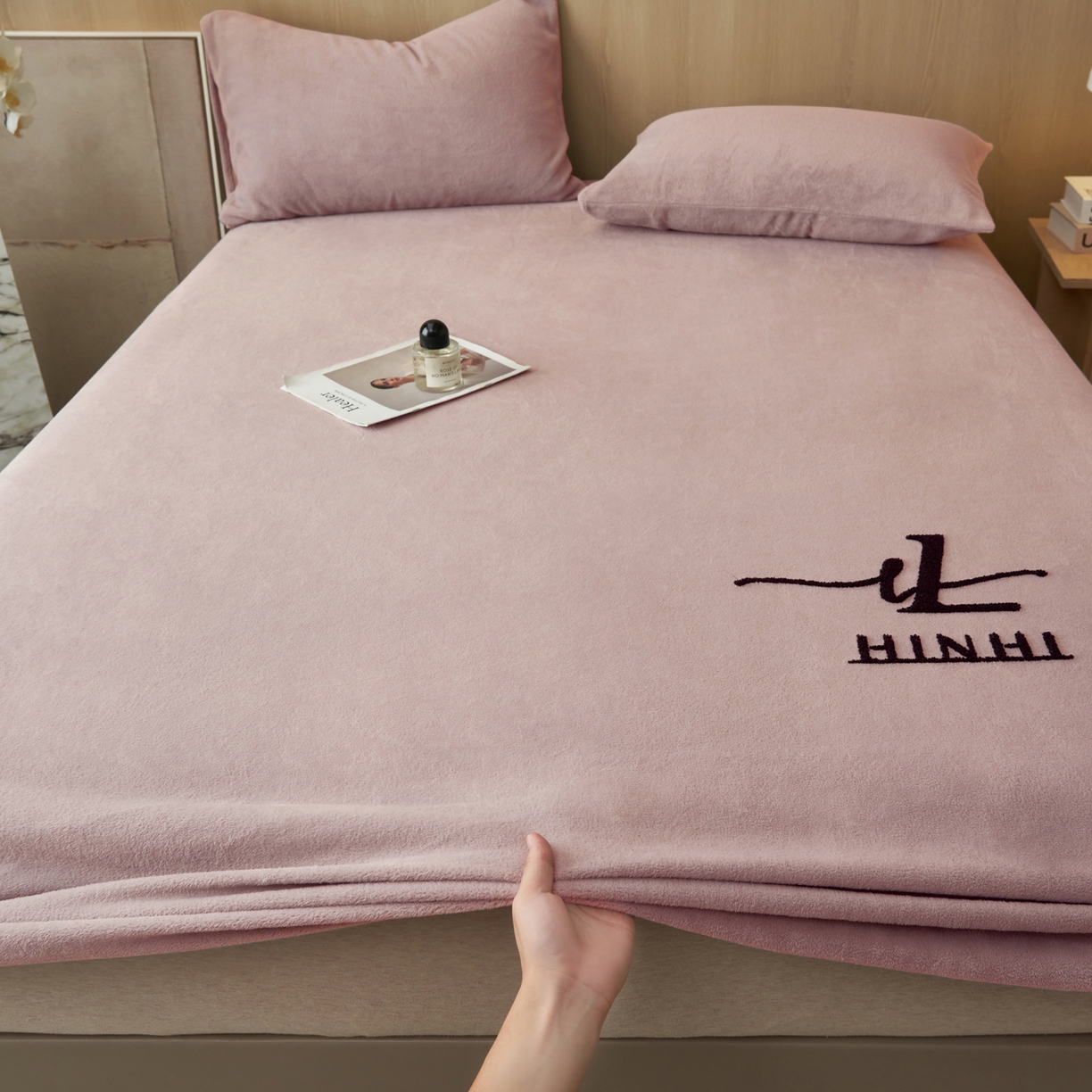 91家纺网 家纺一手货源 找家纺 早晨家纺 2025新款牛奶绒纯色毛巾绣暖绒床笠 时尚-豆沙