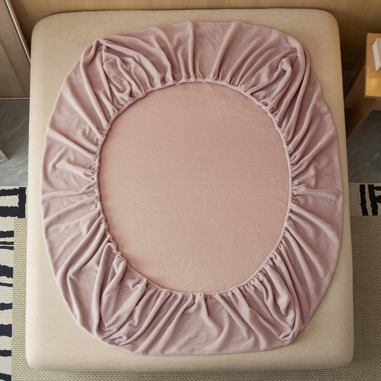 91家纺网 家纺一手货源 找家纺 早晨家纺 2025新款牛奶绒纯色毛巾绣暖绒床笠 时尚-豆沙