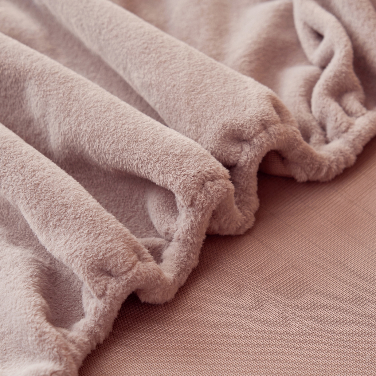 91家纺网 家纺一手货源 找家纺 早晨家纺 2025新款牛奶绒纯色毛巾绣暖绒床笠 时尚-豆沙