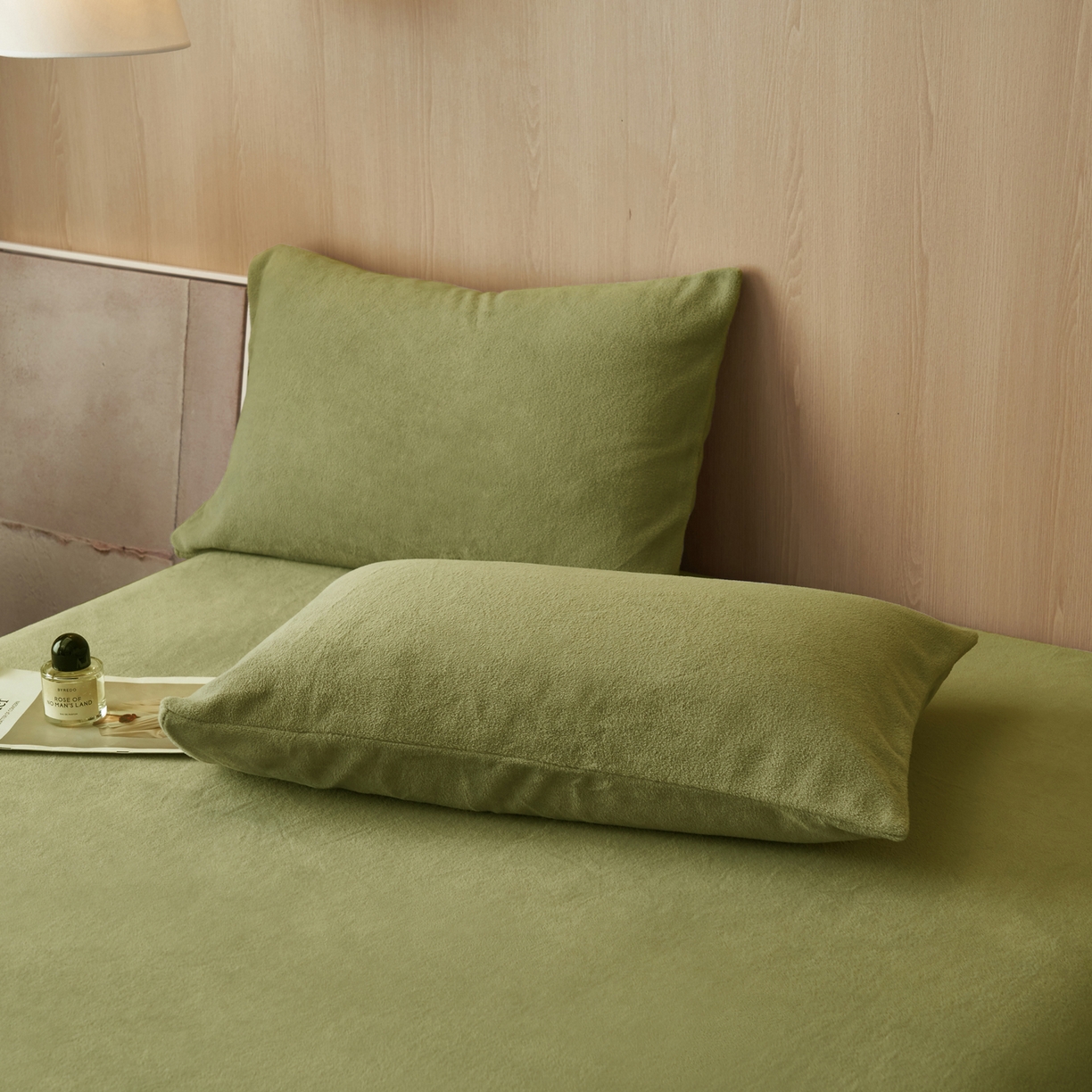 91家纺网 家纺一手货源 找家纺 早晨家纺 2025新款牛奶绒纯色毛巾绣暖绒床笠 时尚-橄榄绿