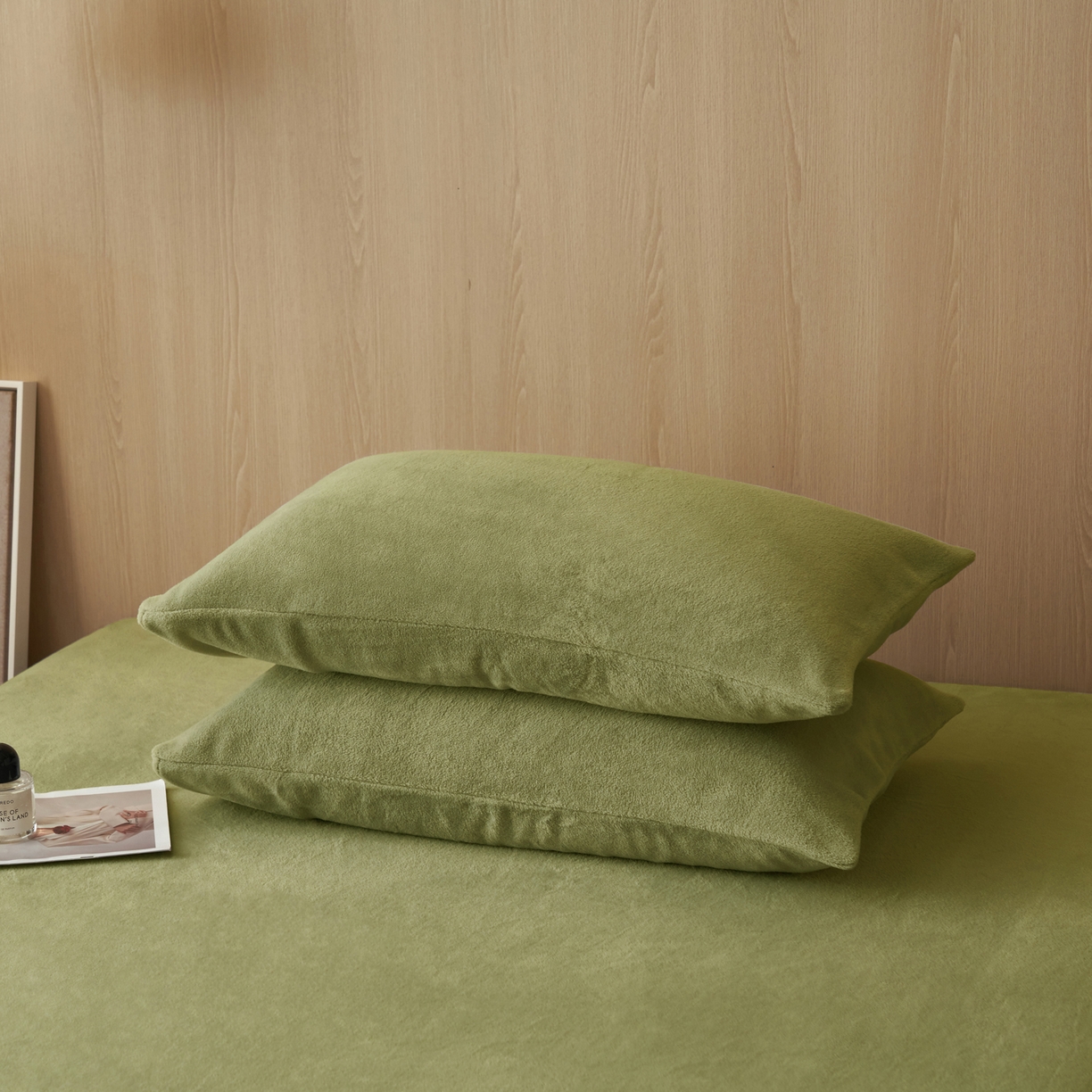 91家纺网 家纺一手货源 找家纺 早晨家纺 2025新款牛奶绒纯色毛巾绣暖绒床笠 时尚-橄榄绿
