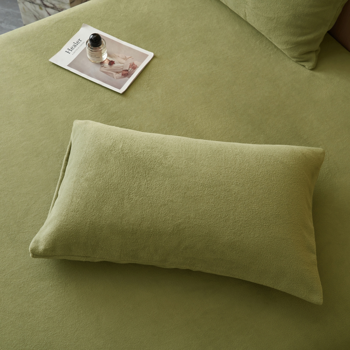 91家纺网 家纺一手货源 找家纺 早晨家纺 2025新款牛奶绒纯色毛巾绣暖绒床笠 时尚-橄榄绿