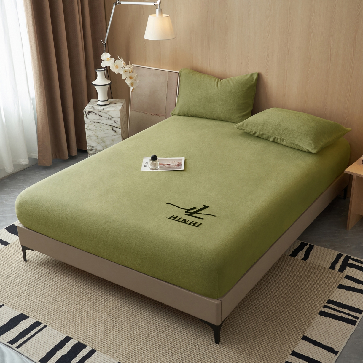 91家纺网 家纺一手货源 找家纺 早晨家纺 2025新款牛奶绒纯色毛巾绣暖绒床笠 时尚-橄榄绿