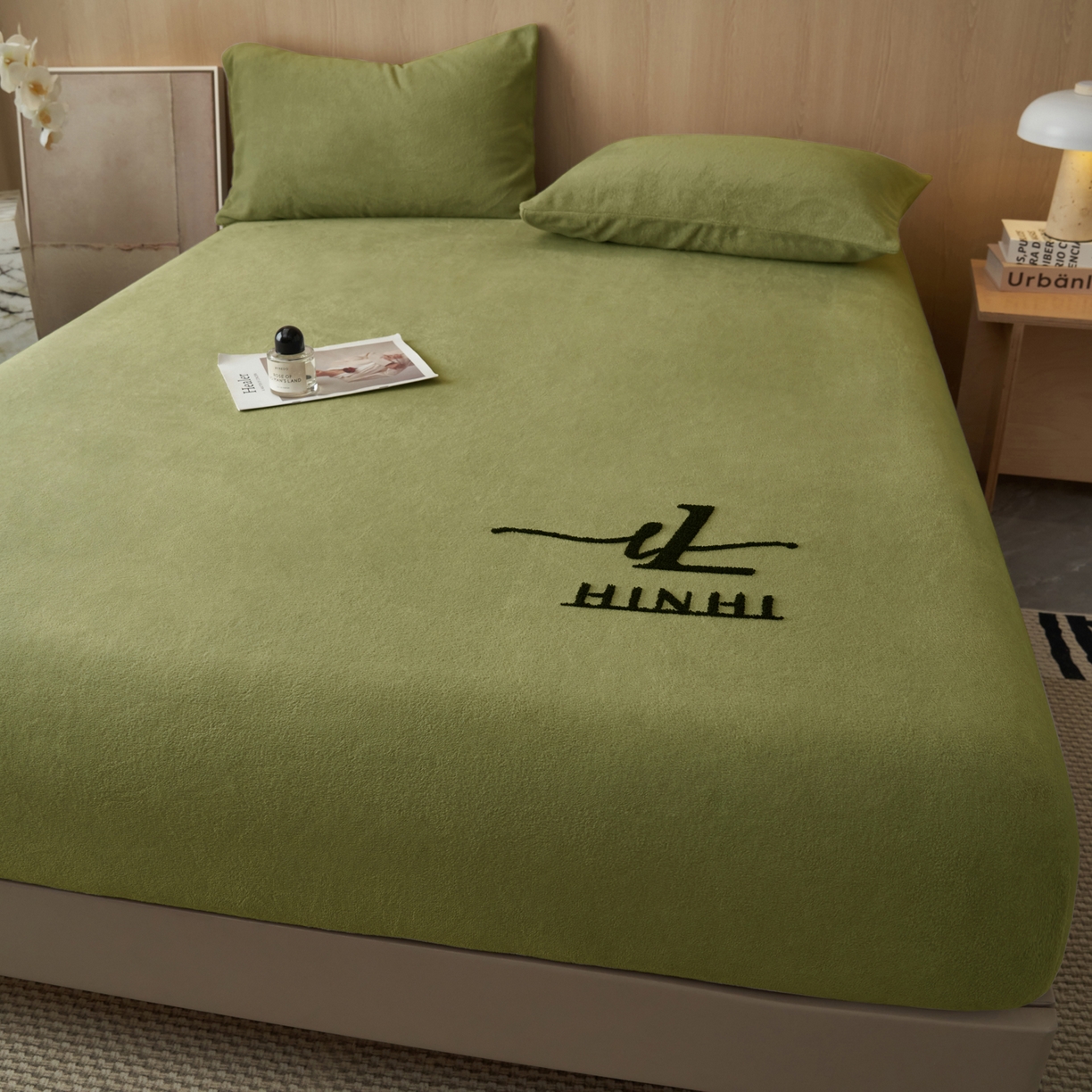 91家纺网 家纺一手货源 找家纺 早晨家纺 2025新款牛奶绒纯色毛巾绣暖绒床笠 时尚-橄榄绿