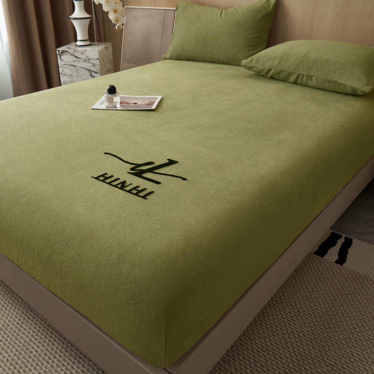 91家纺网 家纺一手货源 找家纺 早晨家纺 2025新款牛奶绒纯色毛巾绣暖绒床笠 时尚-橄榄绿