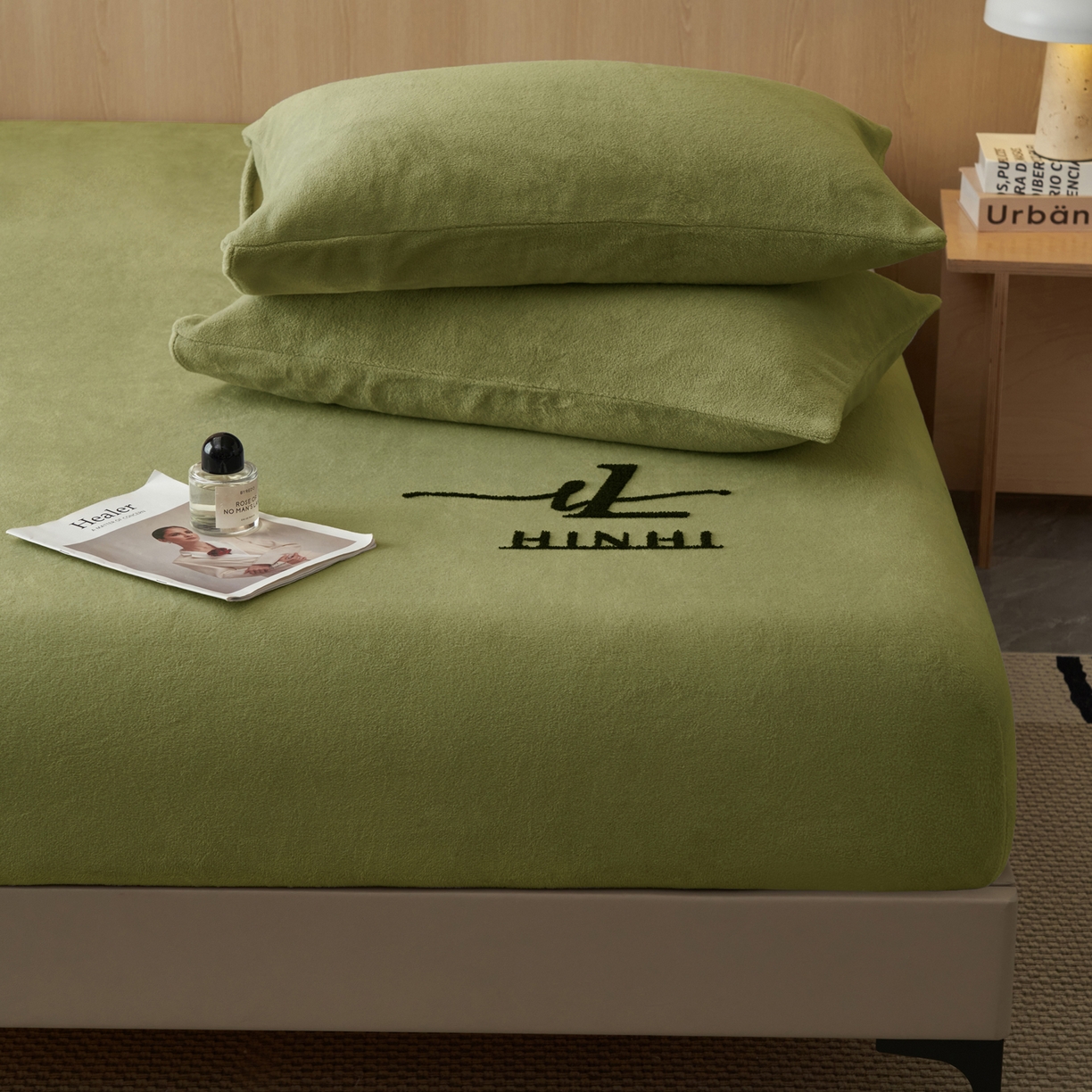 91家纺网 家纺一手货源 找家纺 早晨家纺 2025新款牛奶绒纯色毛巾绣暖绒床笠 时尚-橄榄绿