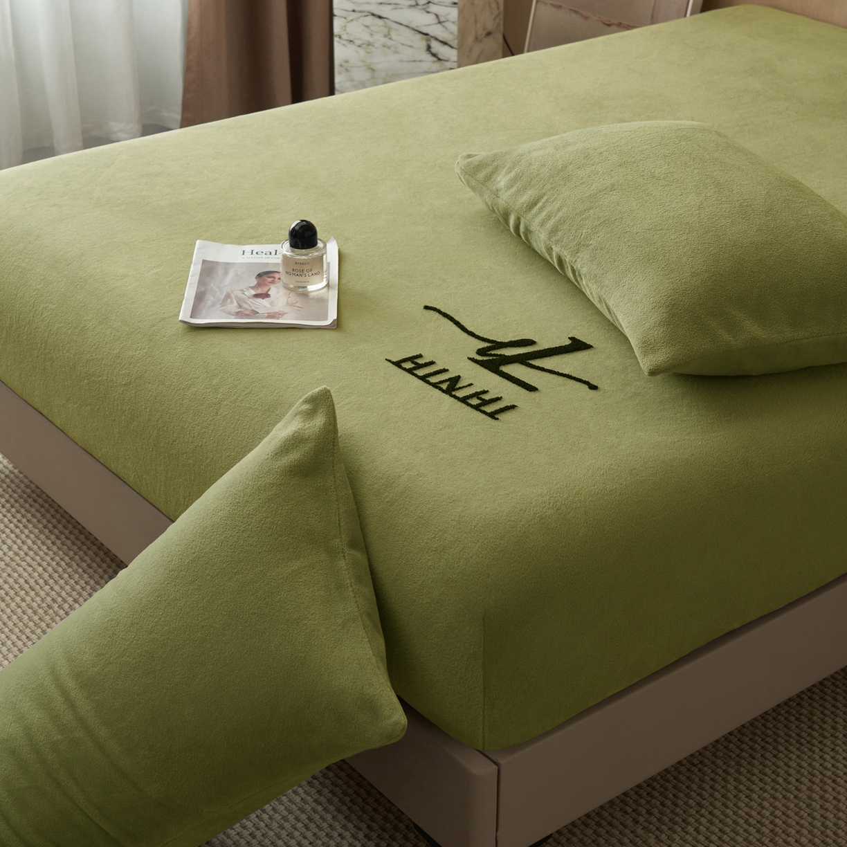 91家纺网 家纺一手货源 找家纺 早晨家纺 2025新款牛奶绒纯色毛巾绣暖绒床笠 时尚-橄榄绿