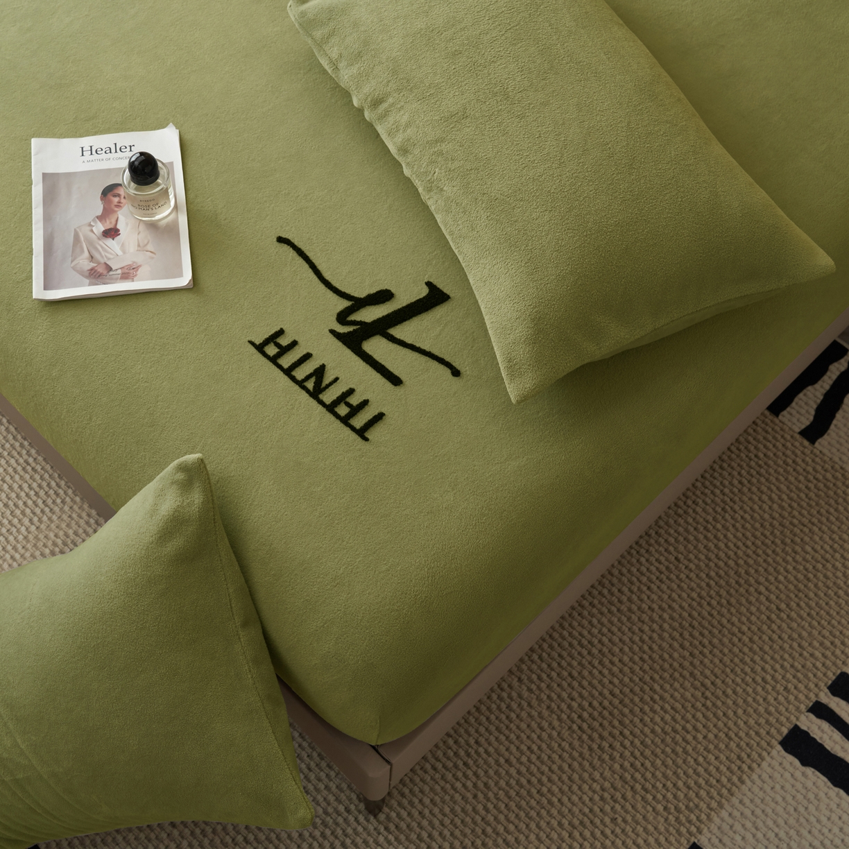 91家纺网 家纺一手货源 找家纺 早晨家纺 2025新款牛奶绒纯色毛巾绣暖绒床笠 时尚-橄榄绿