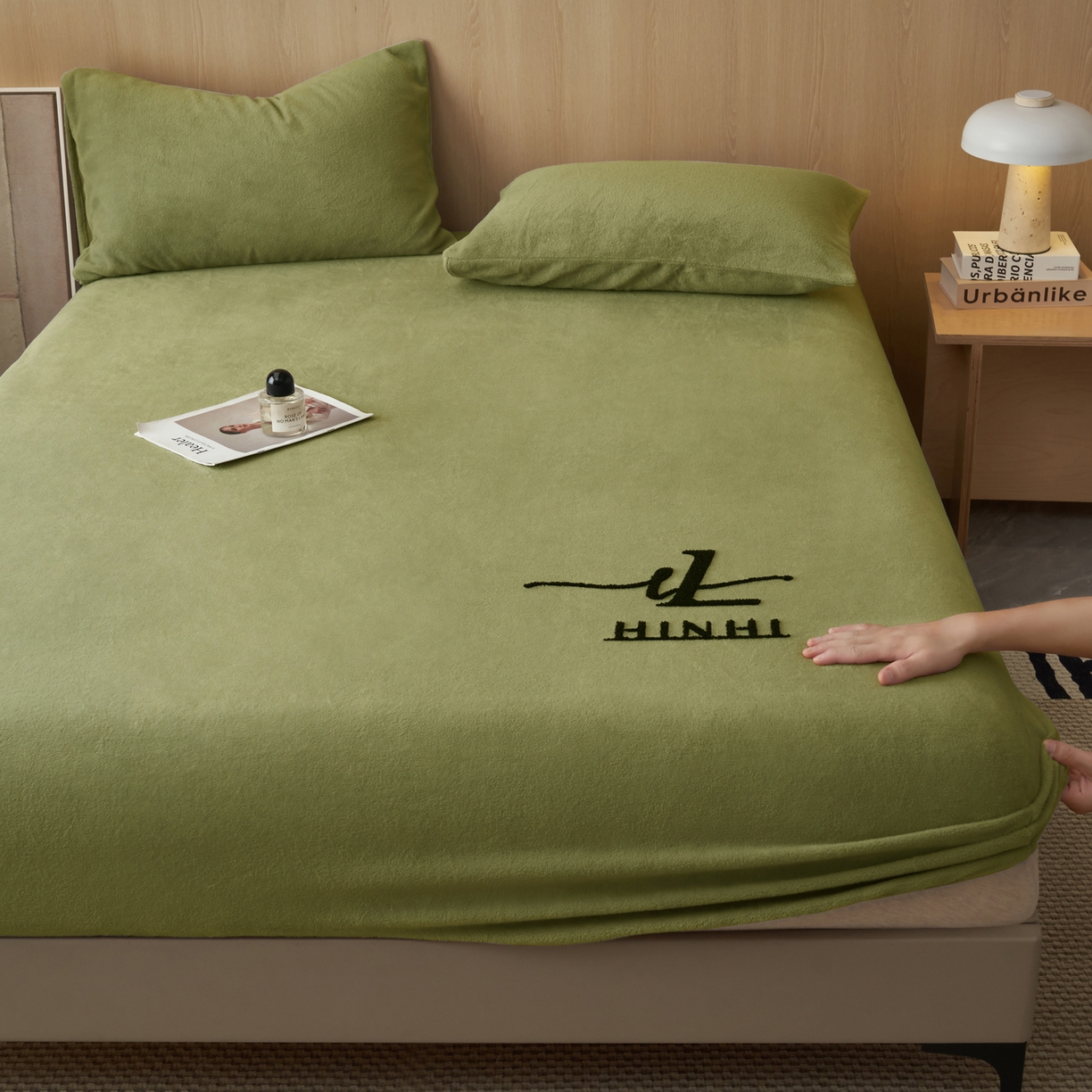 91家纺网 家纺一手货源 找家纺 早晨家纺 2025新款牛奶绒纯色毛巾绣暖绒床笠 时尚-橄榄绿