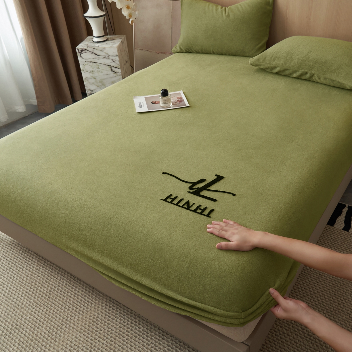91家纺网 家纺一手货源 找家纺 早晨家纺 2025新款牛奶绒纯色毛巾绣暖绒床笠 时尚-橄榄绿