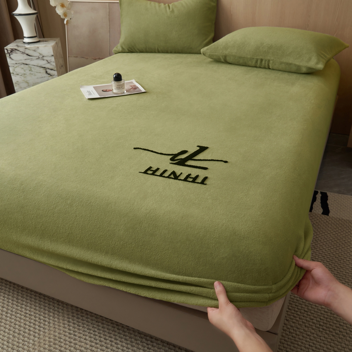 91家纺网 家纺一手货源 找家纺 早晨家纺 2025新款牛奶绒纯色毛巾绣暖绒床笠 时尚-橄榄绿