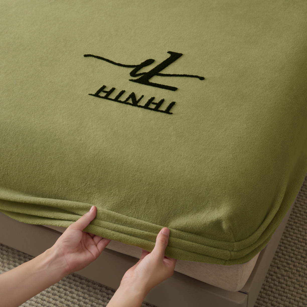 91家纺网 家纺一手货源 找家纺 早晨家纺 2025新款牛奶绒纯色毛巾绣暖绒床笠 时尚-橄榄绿