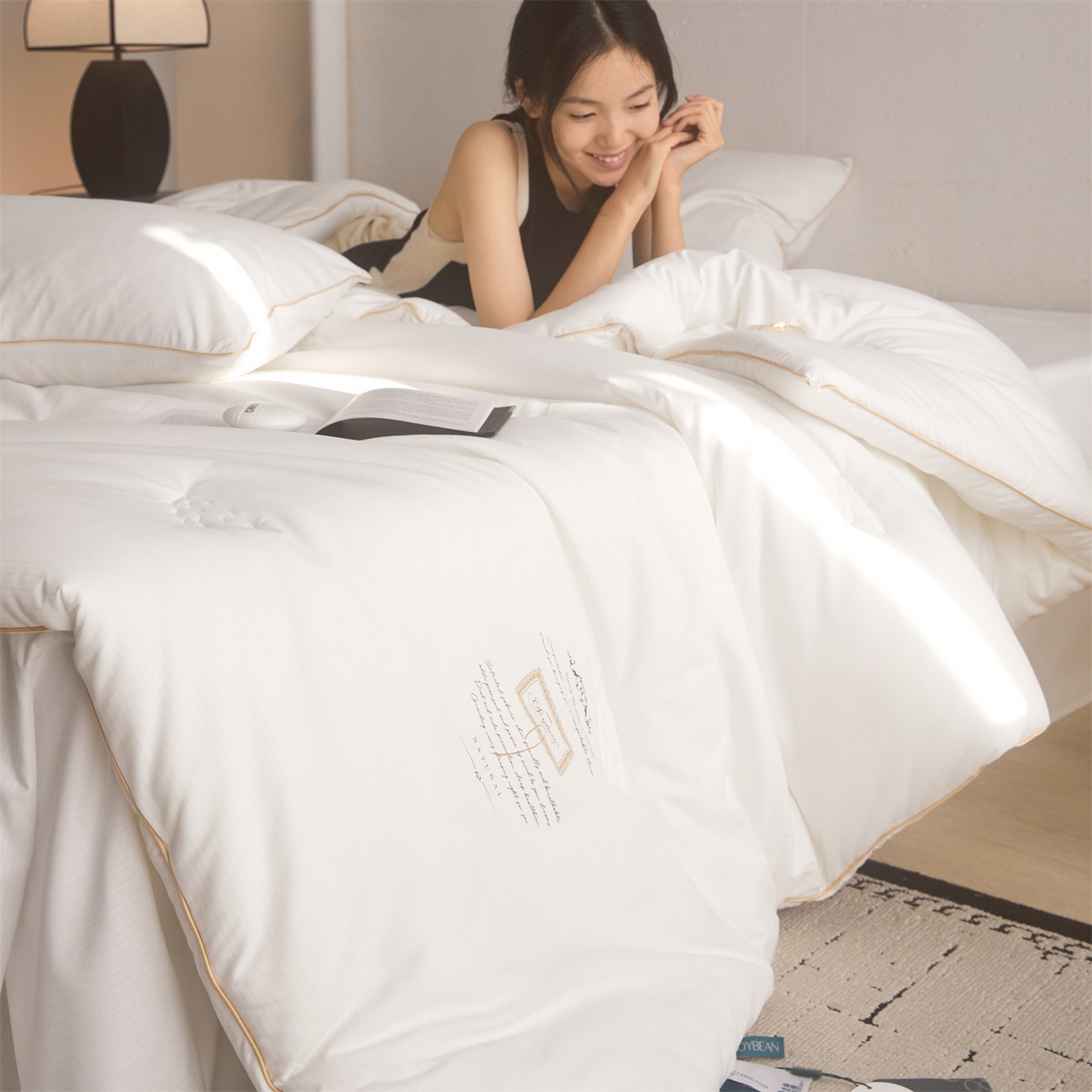 91家纺网 家纺一手货源 找家纺 头等舱 2025新款四季棉条纹A类20大豆7A抗菌秋冬被（模特图） 暖阳本白