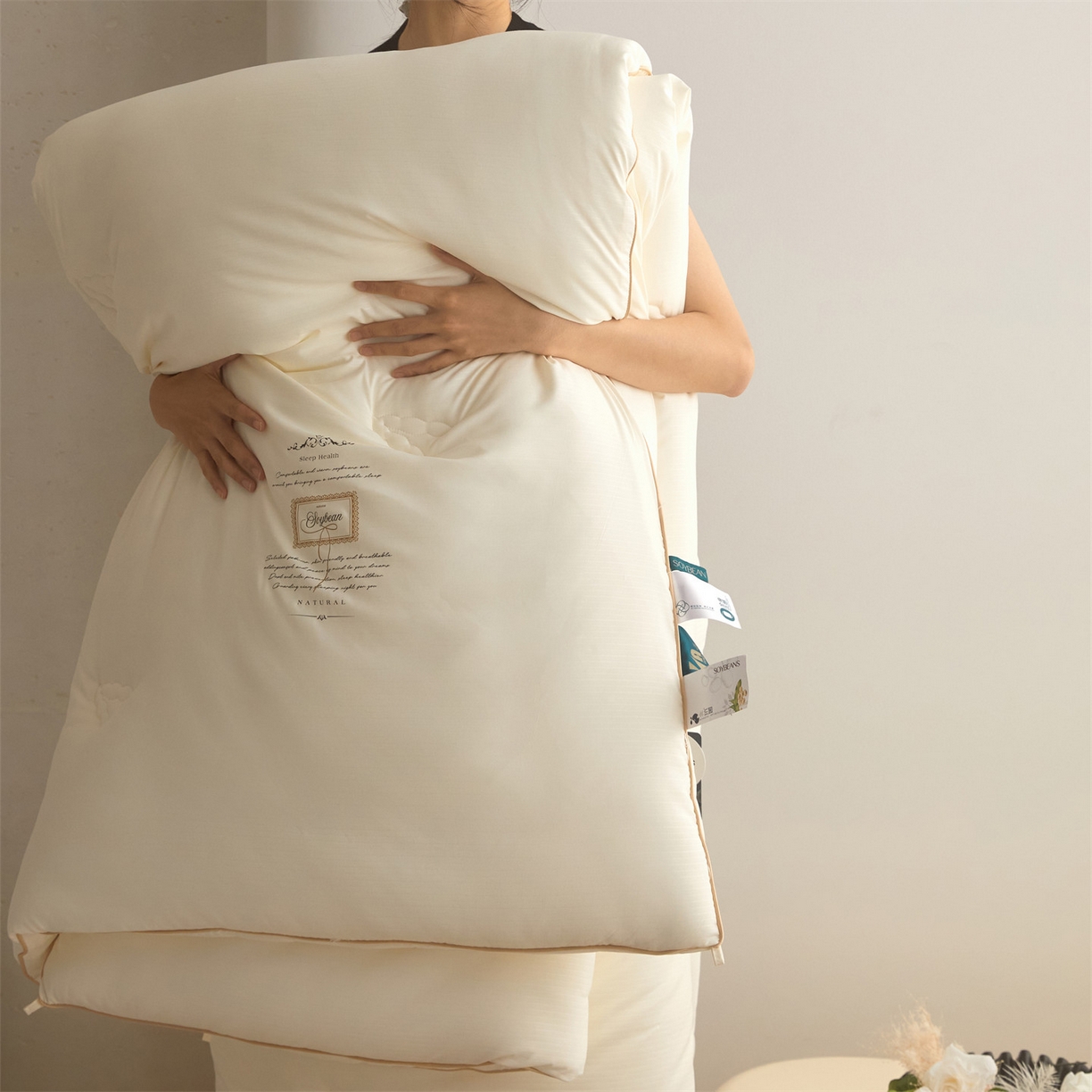 91家纺网 家纺一手货源 找家纺 头等舱 2025新款四季棉条纹A类20大豆7A抗菌秋冬被（模特图） 暖阳米色