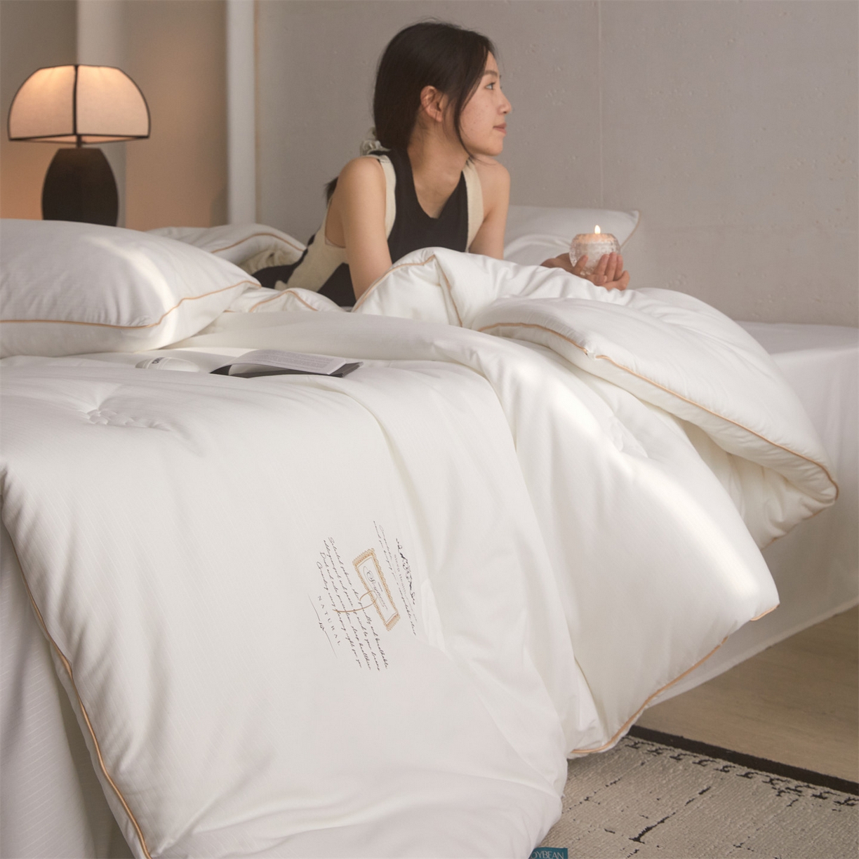 91家纺网 家纺一手货源 找家纺 头等舱 2025新款四季棉条纹A类20大豆7A抗菌秋冬被（模特图） 暖阳本白