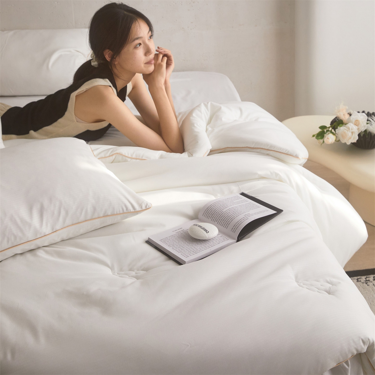 91家纺网 家纺一手货源 找家纺 头等舱 2025新款四季棉条纹A类20大豆7A抗菌秋冬被（模特图） 暖阳本白