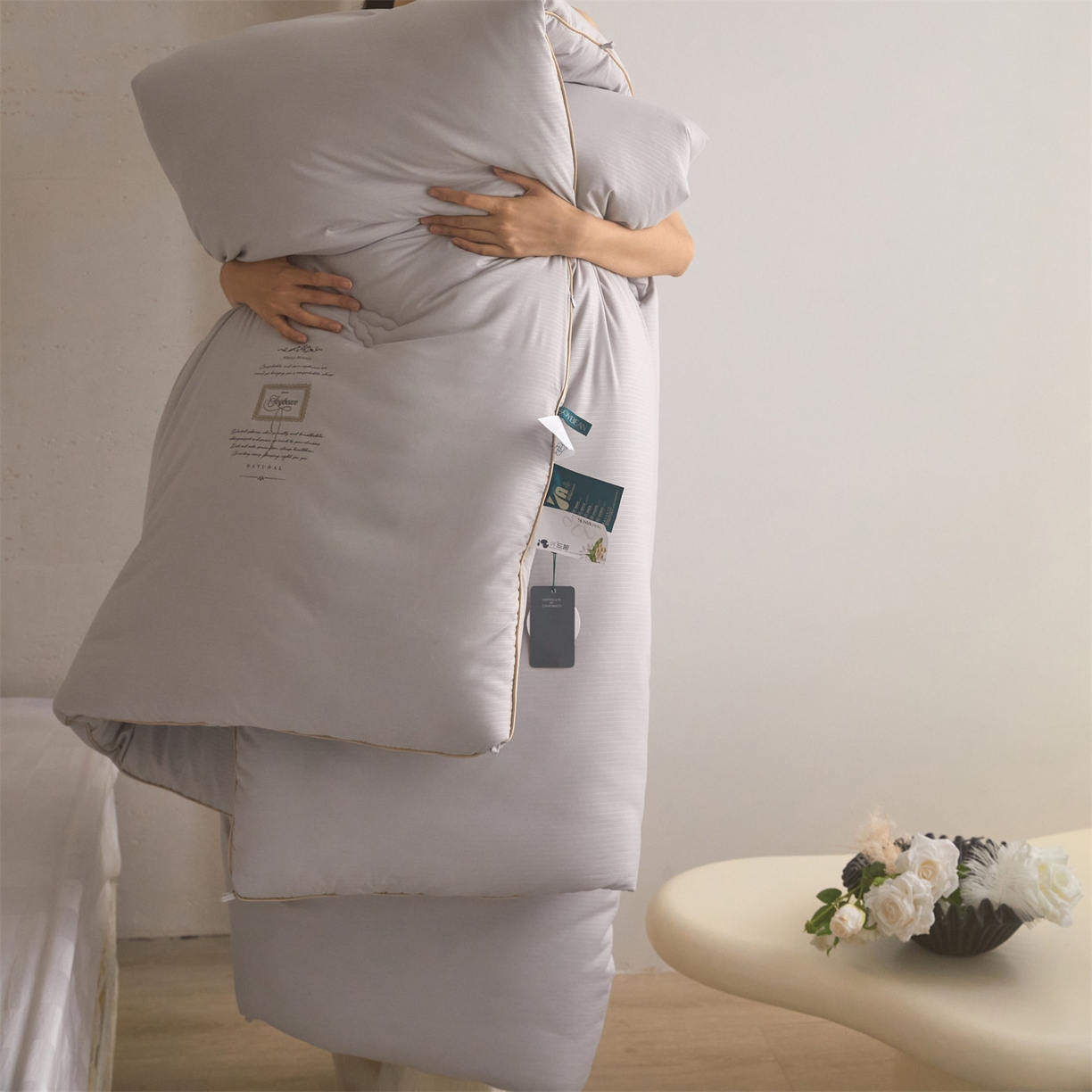 91家纺网 家纺一手货源 找家纺 头等舱 2025新款四季棉条纹A类20大豆7A抗菌秋冬被（模特图） 暖阳灰