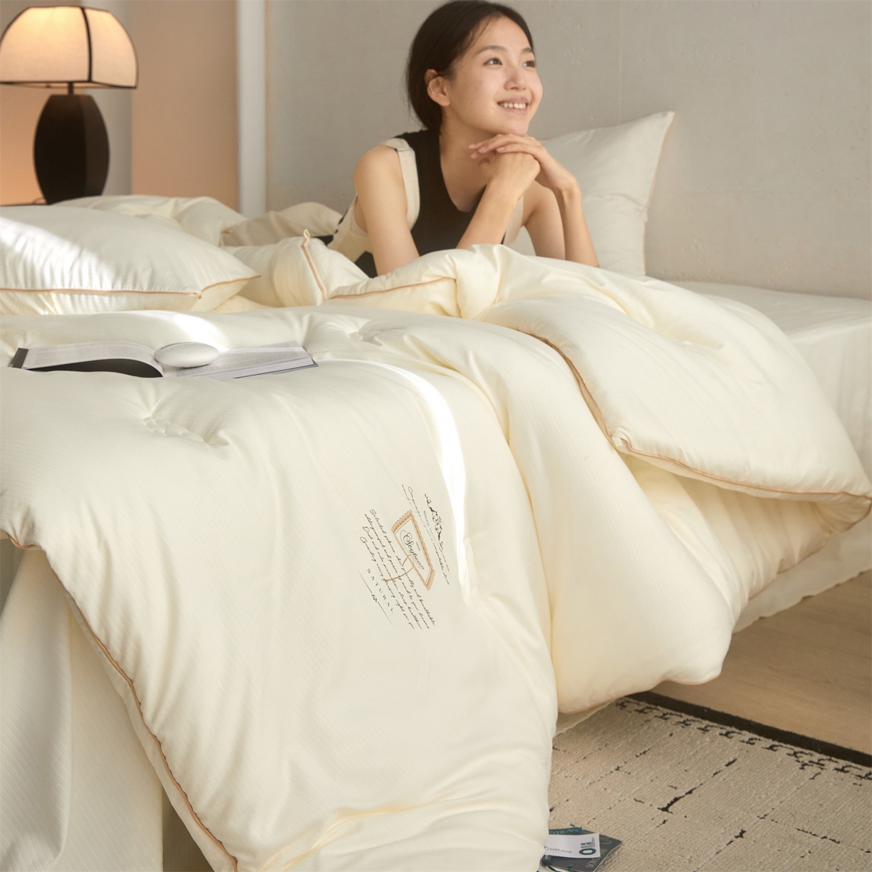 91家纺网 家纺一手货源 找家纺 头等舱 2025新款四季棉条纹A类20大豆7A抗菌秋冬被（模特图） 暖阳米色