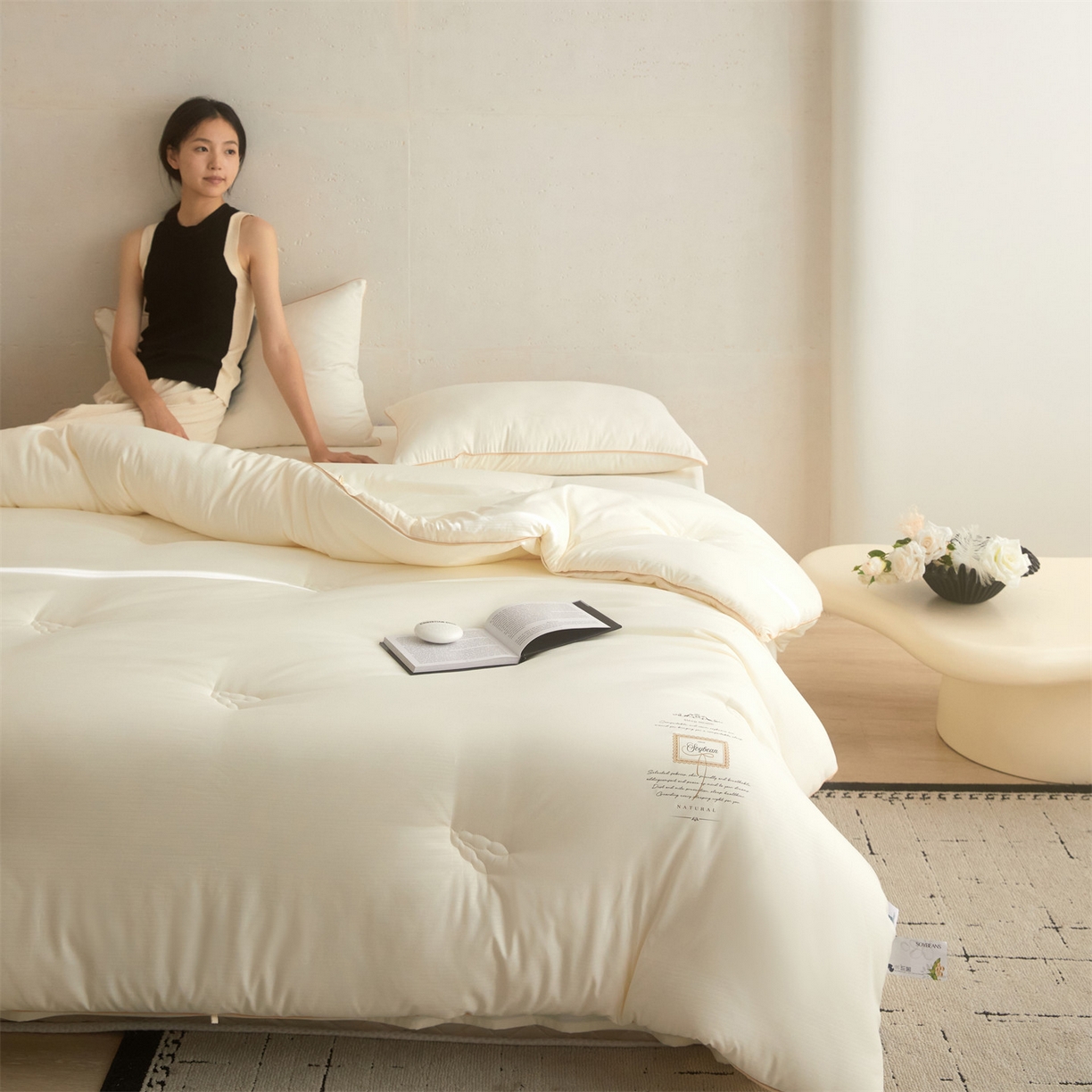 91家纺网 家纺一手货源 找家纺 头等舱 2025新款四季棉条纹A类20大豆7A抗菌秋冬被（模特图） 暖阳米色