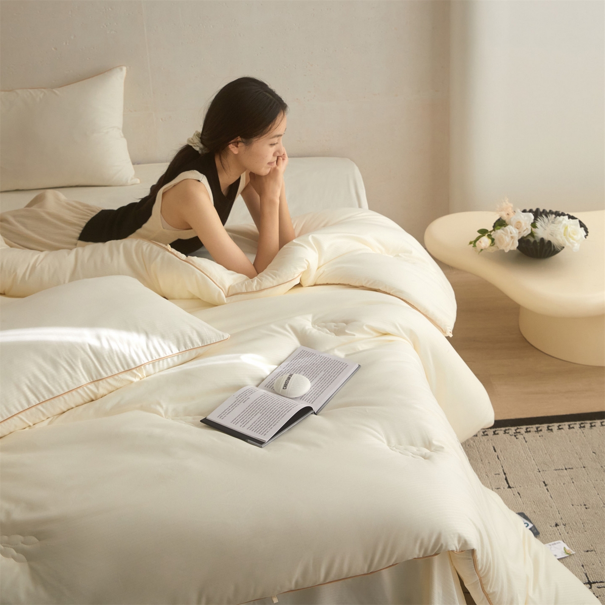 91家纺网 家纺一手货源 找家纺 头等舱 2025新款四季棉条纹A类20大豆7A抗菌秋冬被（模特图） 暖阳米色