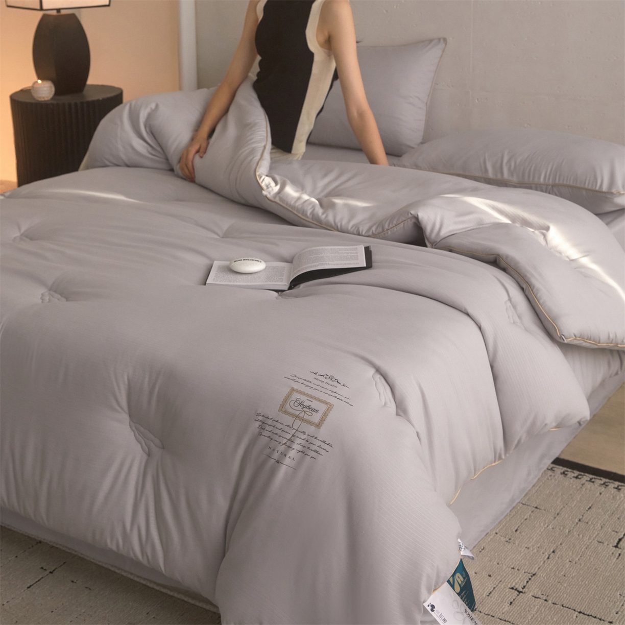 91家纺网 家纺一手货源 找家纺 头等舱 2025新款四季棉条纹A类20大豆7A抗菌秋冬被（模特图） 暖阳灰