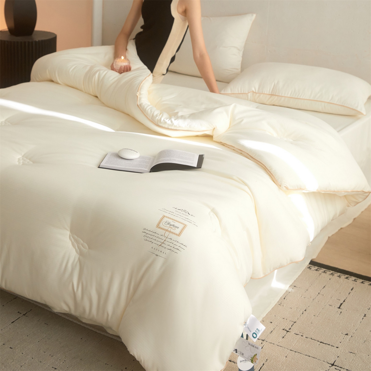 91家纺网 家纺一手货源 找家纺 头等舱 2025新款四季棉条纹A类20大豆7A抗菌秋冬被（模特图） 暖阳米色