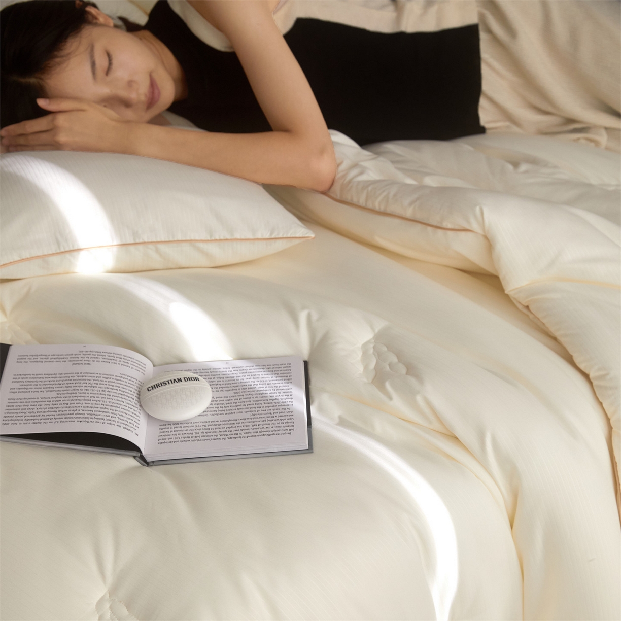 91家纺网 家纺一手货源 找家纺 头等舱 2025新款四季棉条纹A类20大豆7A抗菌秋冬被（模特图） 暖阳米色