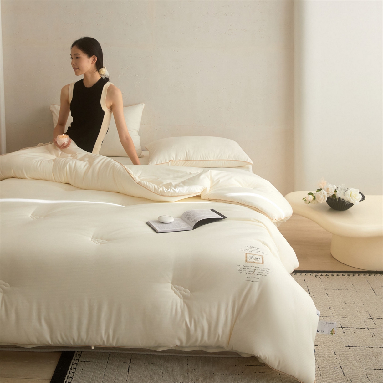 91家纺网 家纺一手货源 找家纺 头等舱 2025新款四季棉条纹A类20大豆7A抗菌秋冬被（模特图） 暖阳米色