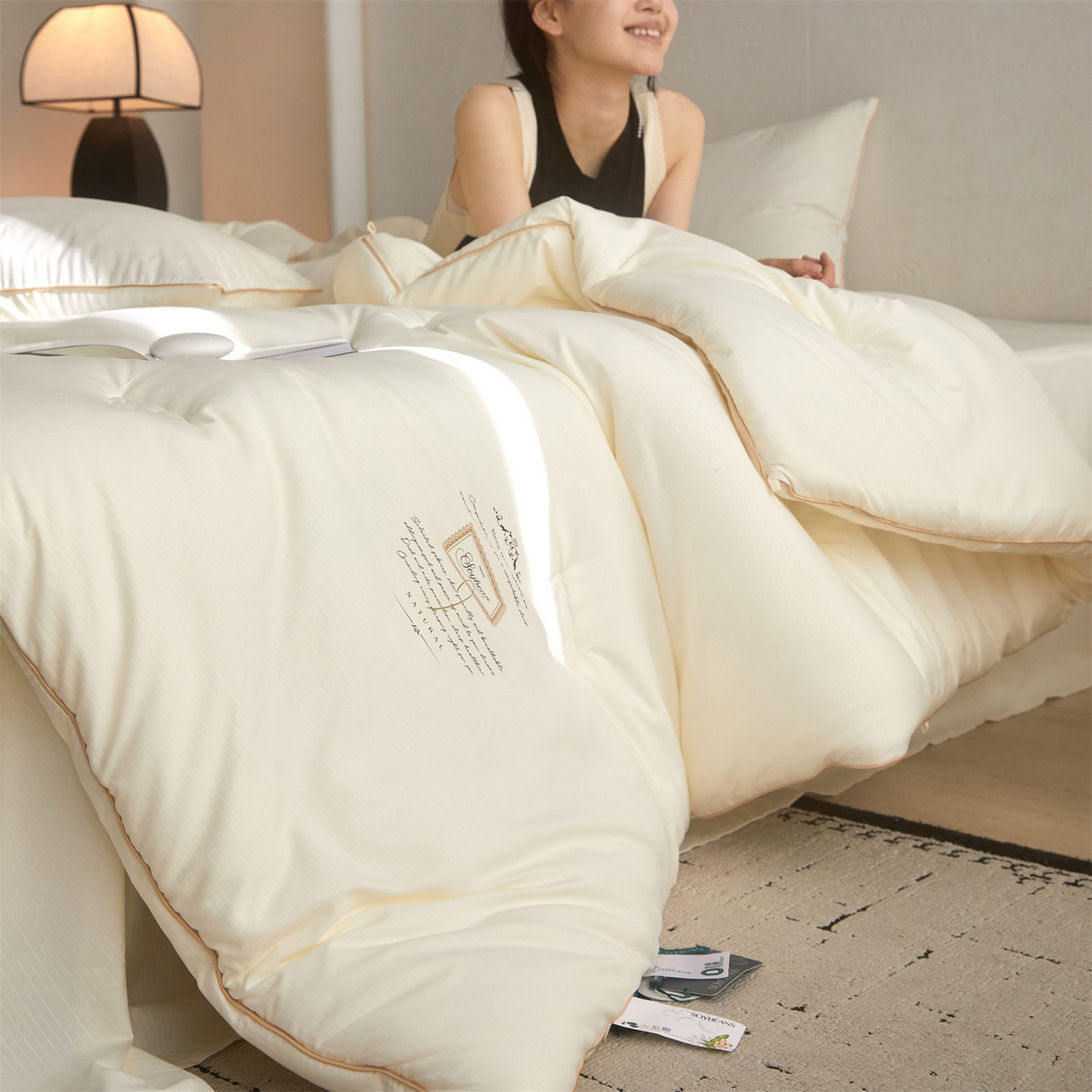 91家纺网 家纺一手货源 找家纺 头等舱 2025新款四季棉条纹A类20大豆7A抗菌秋冬被（模特图） 暖阳米色