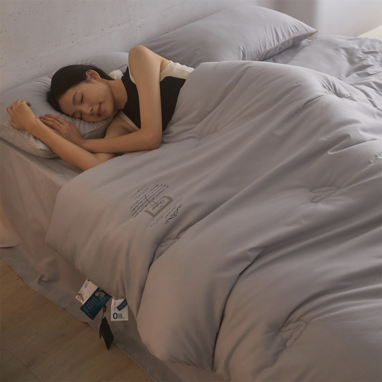 91家纺网 家纺一手货源 找家纺 头等舱 2025新款四季棉条纹A类20大豆7A抗菌秋冬被（模特图） 暖阳灰