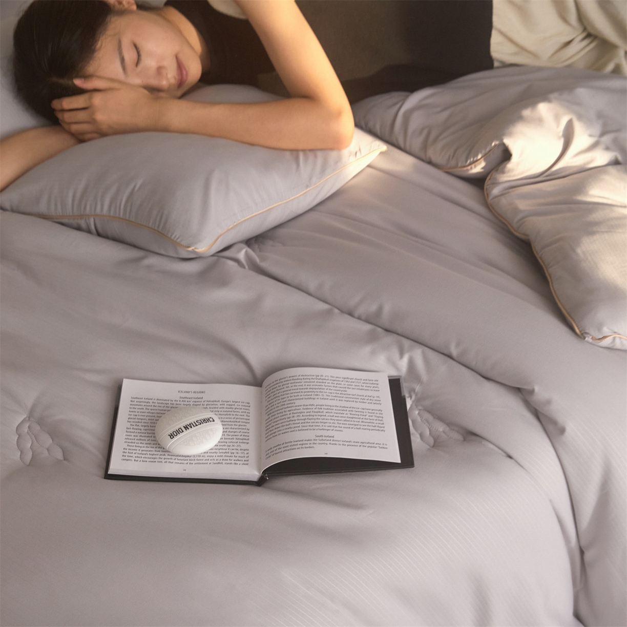 91家纺网 家纺一手货源 找家纺 头等舱 2025新款四季棉条纹A类20大豆7A抗菌秋冬被（模特图） 暖阳灰