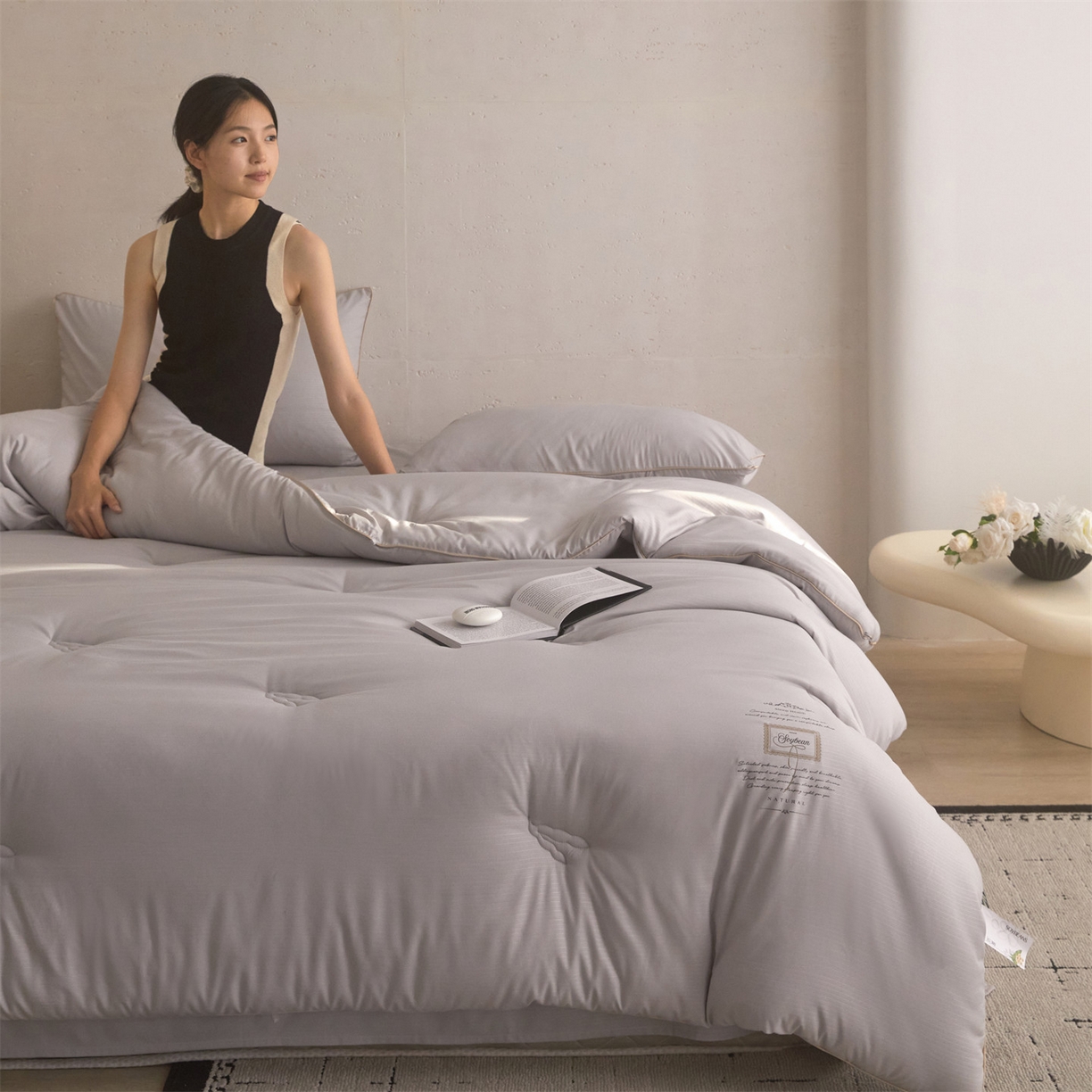 91家纺网 家纺一手货源 找家纺 头等舱 2025新款四季棉条纹A类20大豆7A抗菌秋冬被（模特图） 暖阳灰