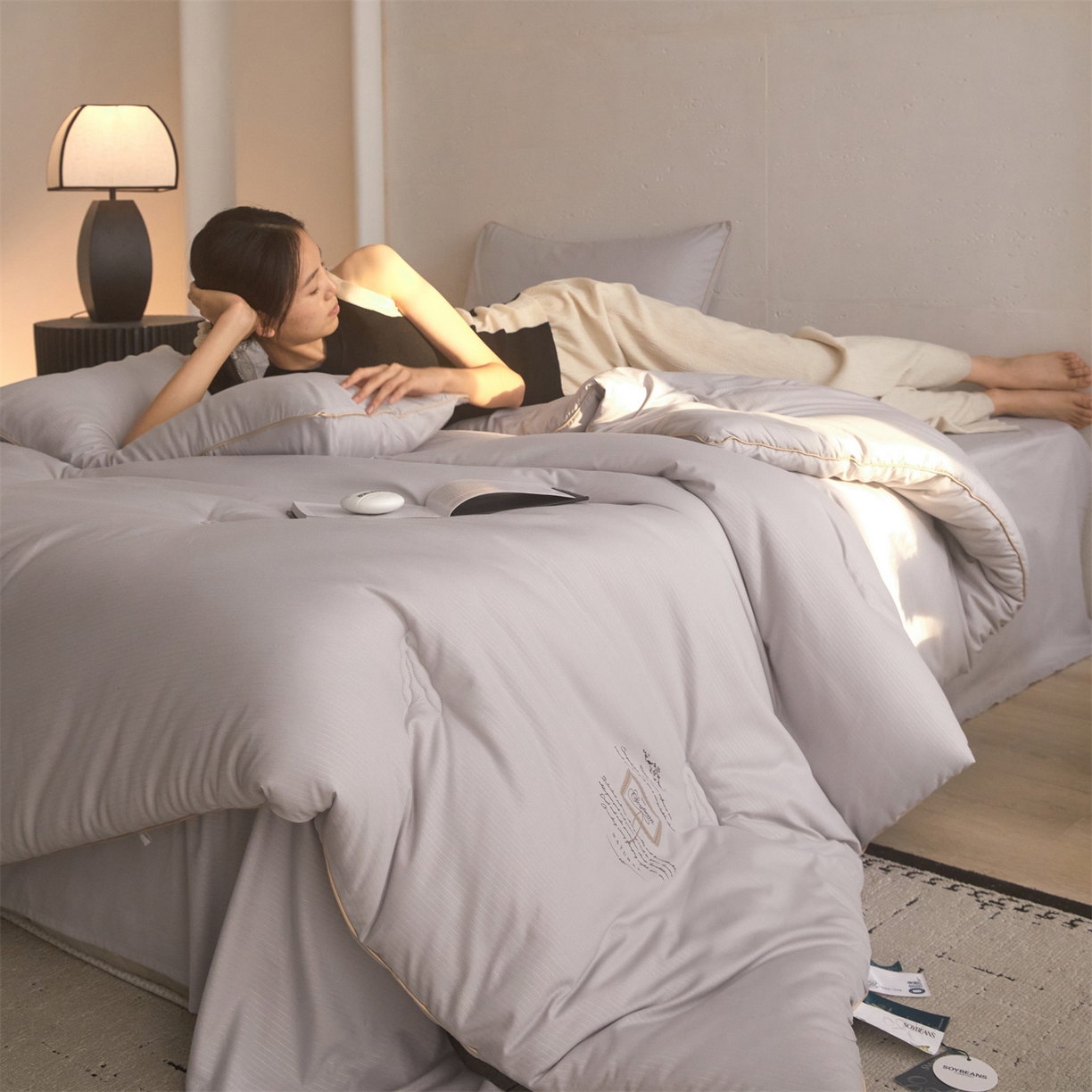 91家纺网 家纺一手货源 找家纺 头等舱 2025新款四季棉条纹A类20大豆7A抗菌秋冬被（模特图） 暖阳灰