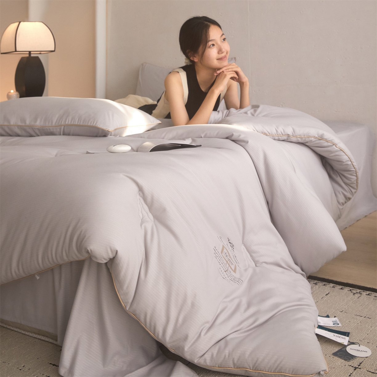 91家纺网 家纺一手货源 找家纺 头等舱 2025新款四季棉条纹A类20大豆7A抗菌秋冬被（模特图） 暖阳灰