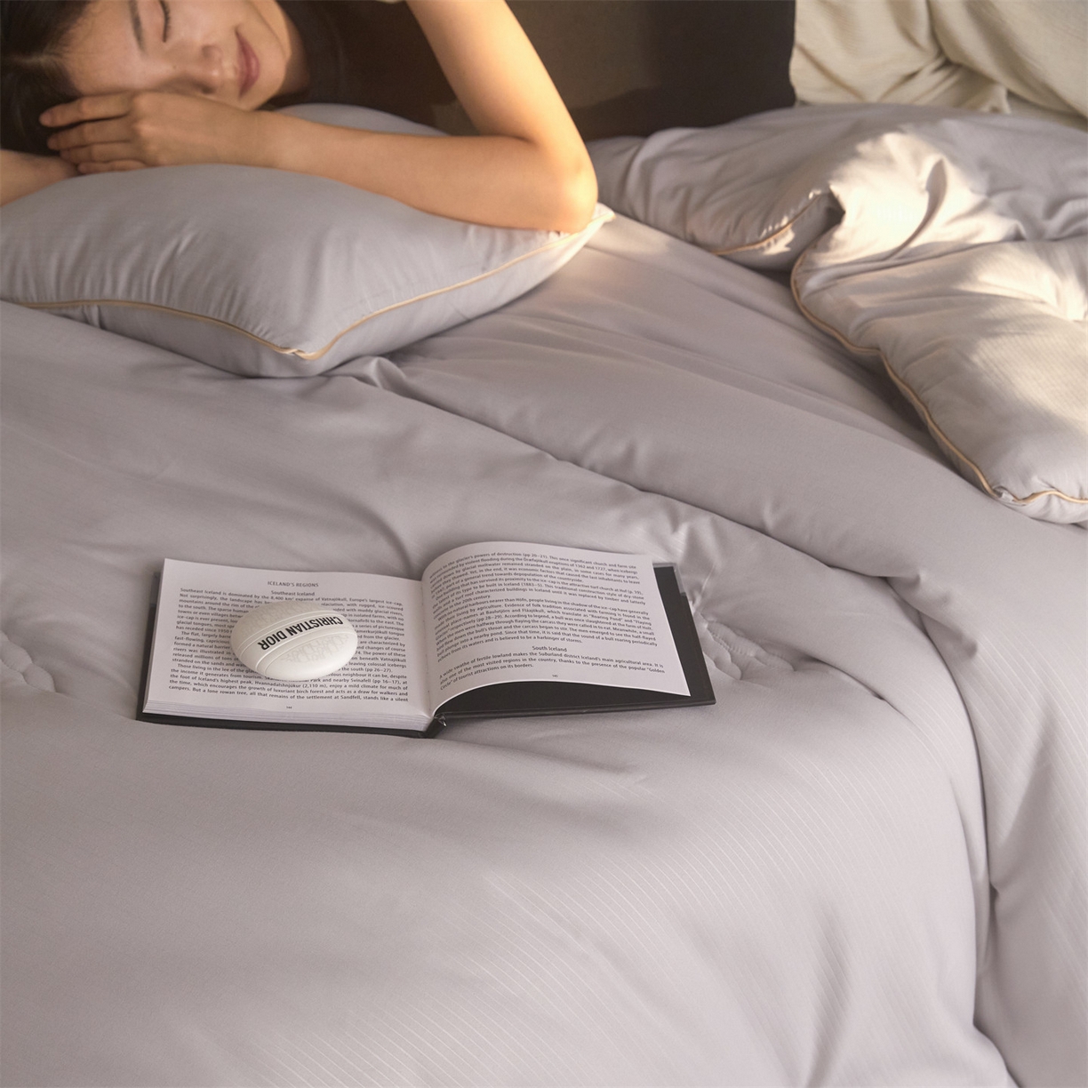 91家纺网 家纺一手货源 找家纺 头等舱 2025新款四季棉条纹A类20大豆7A抗菌秋冬被（模特图） 暖阳灰