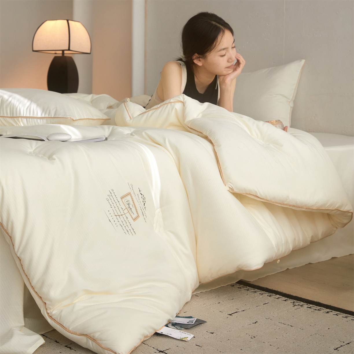 91家纺网 家纺一手货源 找家纺 头等舱 2025新款四季棉条纹A类20大豆7A抗菌秋冬被（模特图） 暖阳米色