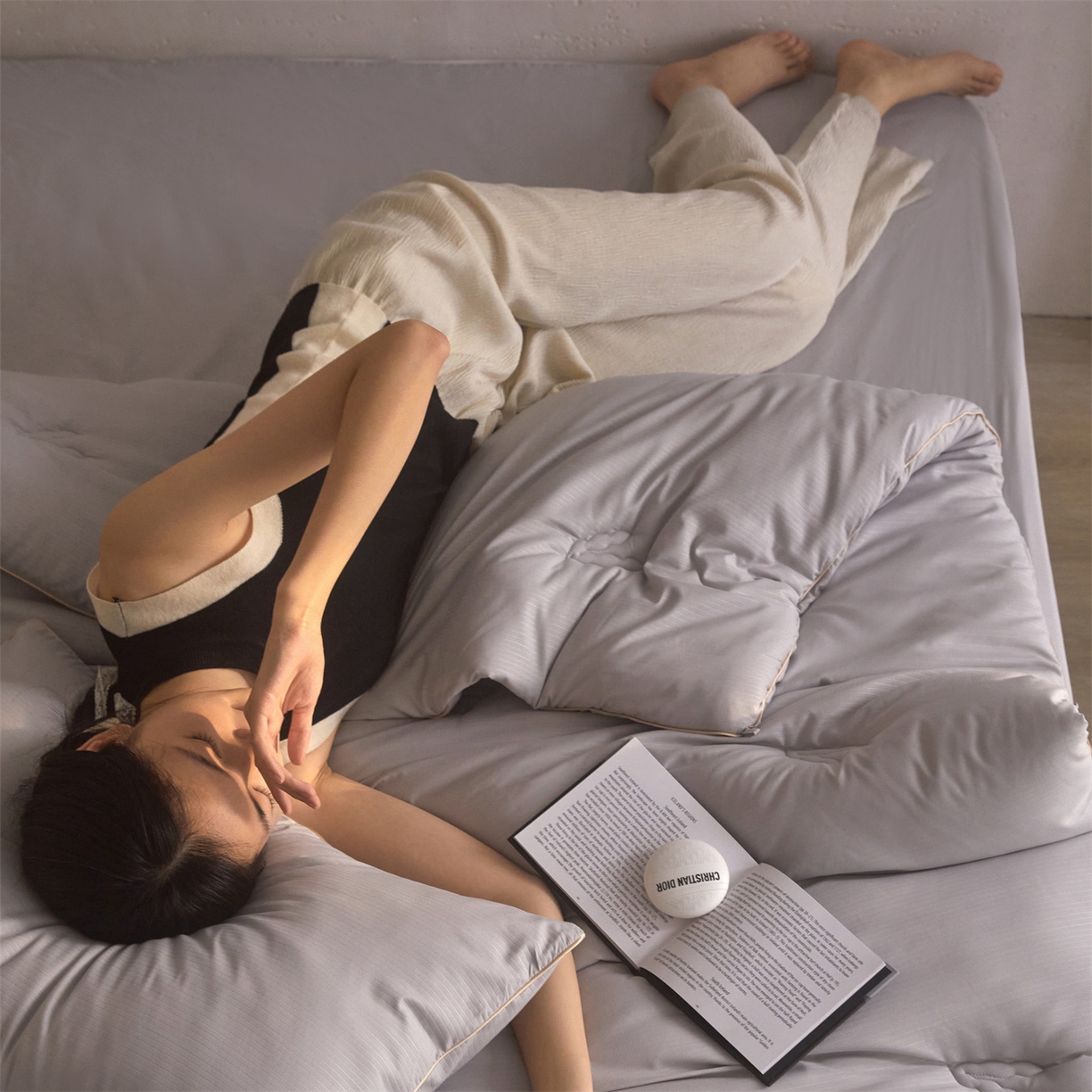 91家纺网 家纺一手货源 找家纺 头等舱 2025新款四季棉条纹A类20大豆7A抗菌秋冬被（模特图） 暖阳灰