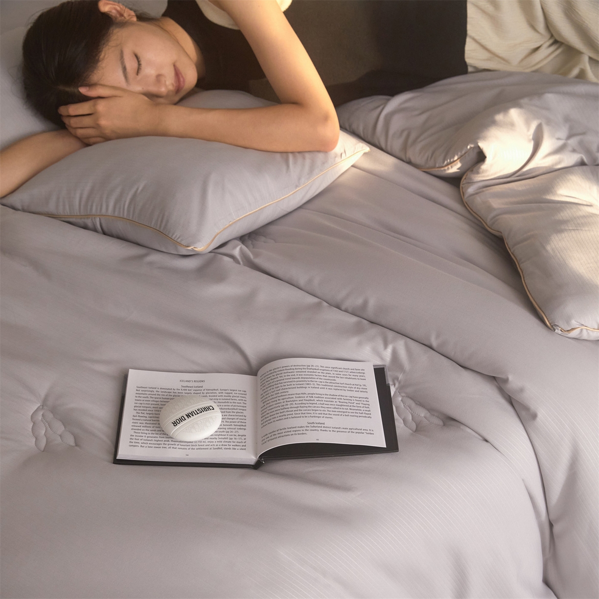 91家纺网 家纺一手货源 找家纺 头等舱 2025新款四季棉条纹A类20大豆7A抗菌秋冬被（模特图） 暖阳灰