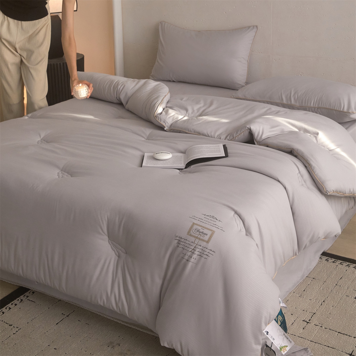 91家纺网 家纺一手货源 找家纺 头等舱 2025新款四季棉条纹A类20大豆7A抗菌秋冬被（模特图） 暖阳灰