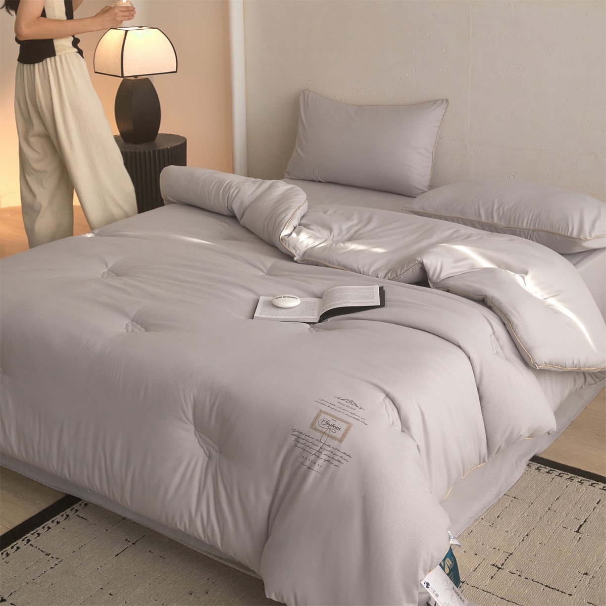 91家纺网 家纺一手货源 找家纺 头等舱 2025新款四季棉条纹A类20大豆7A抗菌秋冬被（模特图） 暖阳灰