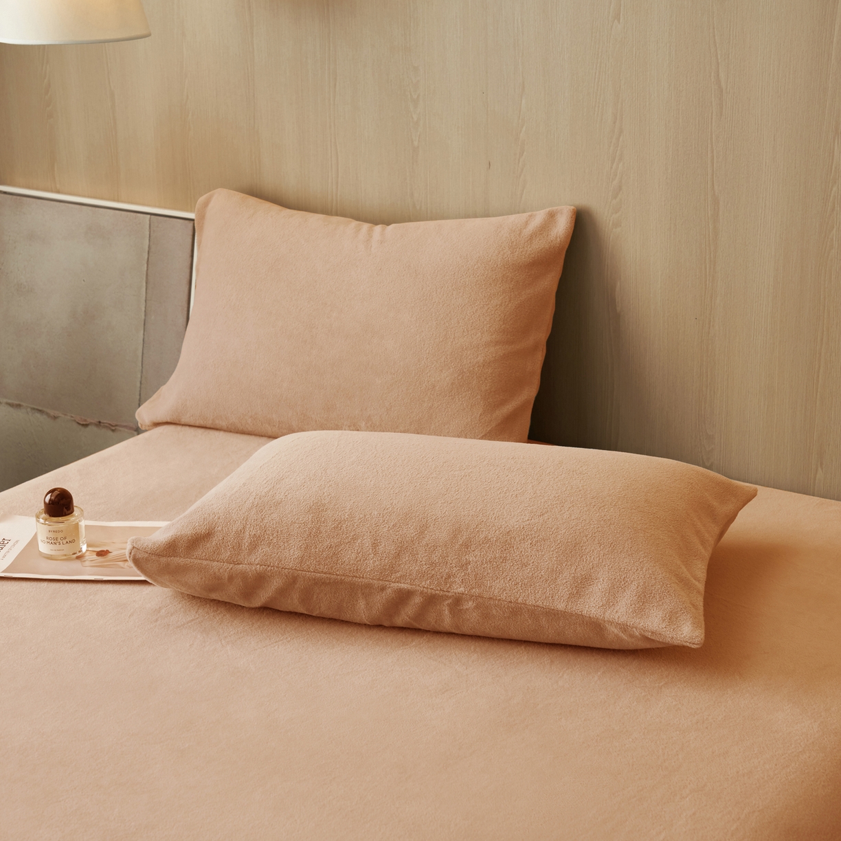 91家纺网 家纺一手货源 找家纺 早晨家纺 2025新款牛奶绒纯色毛巾绣暖绒床笠 时尚-橘色