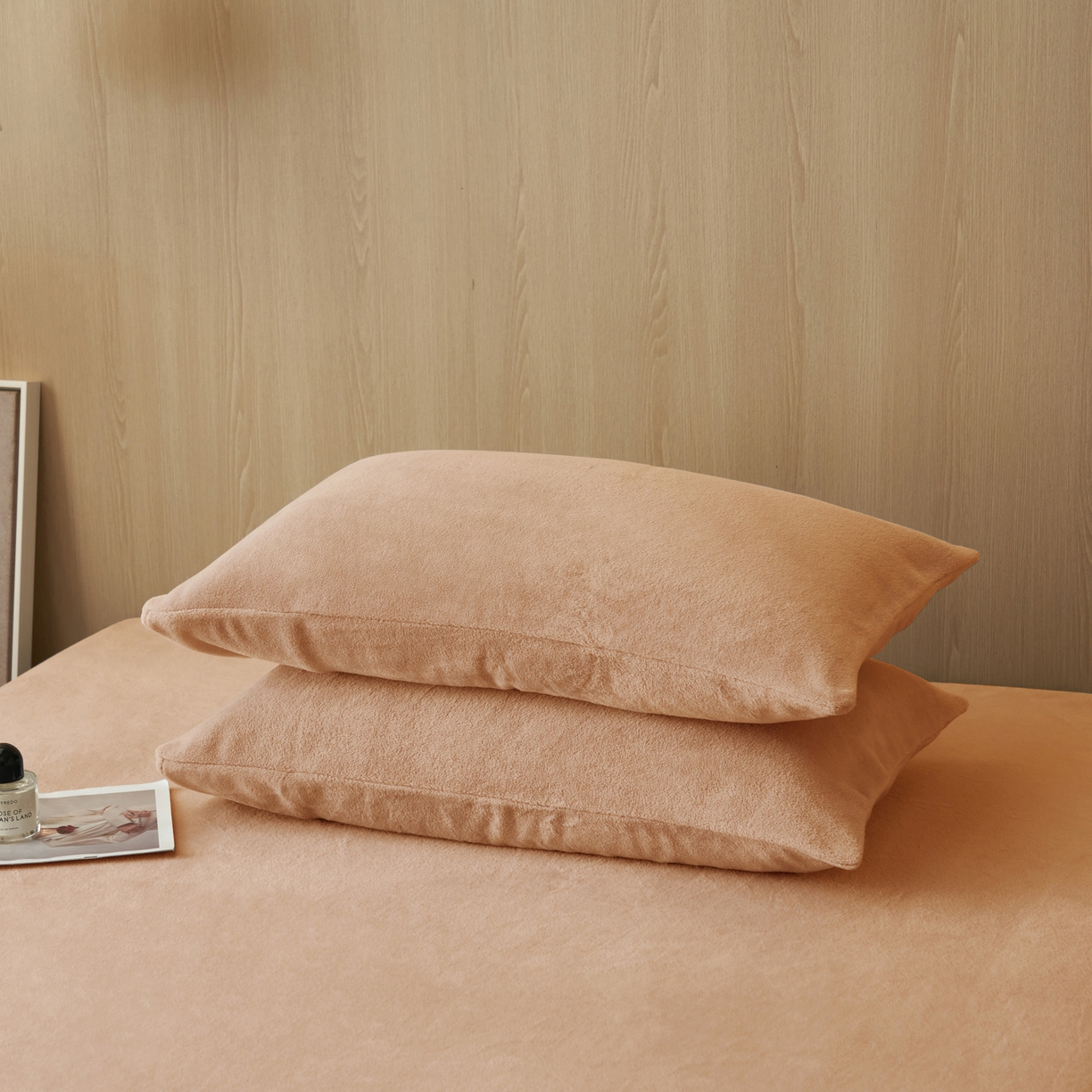 91家纺网 家纺一手货源 找家纺 早晨家纺 2025新款牛奶绒纯色毛巾绣暖绒床笠 时尚-橘色