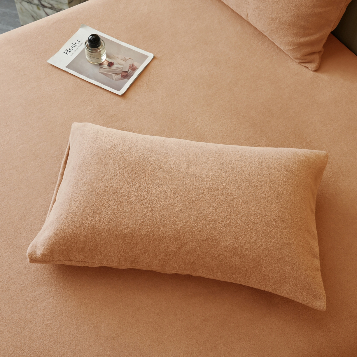 91家纺网 家纺一手货源 找家纺 早晨家纺 2025新款牛奶绒纯色毛巾绣暖绒床笠 时尚-橘色