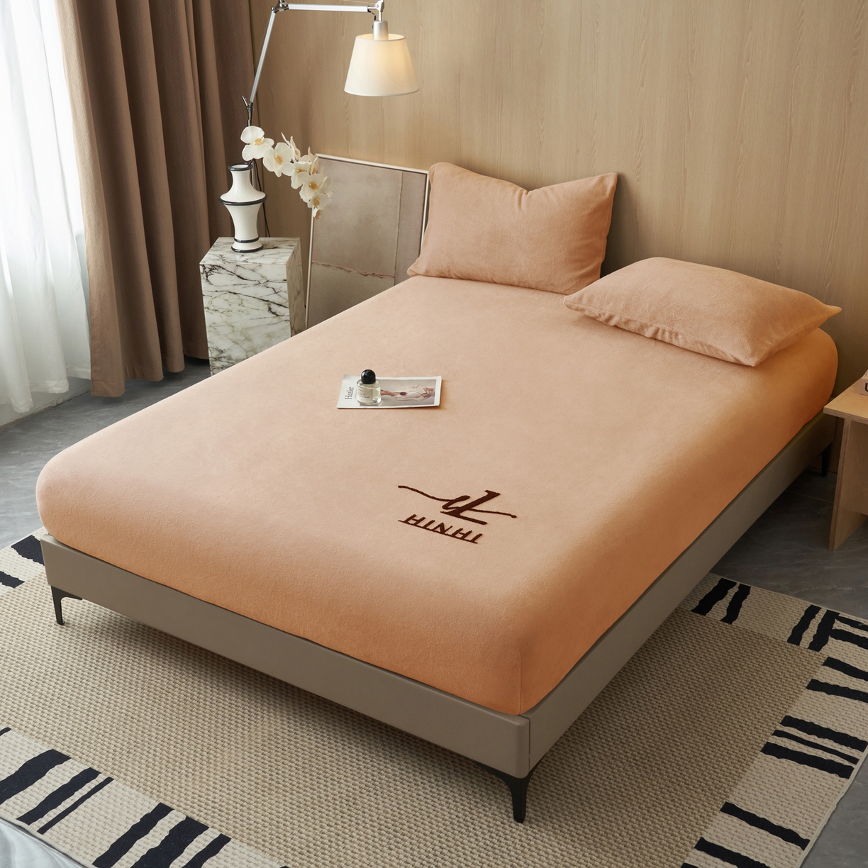 91家纺网 家纺一手货源 找家纺 早晨家纺 2025新款牛奶绒纯色毛巾绣暖绒床笠 时尚-橘色