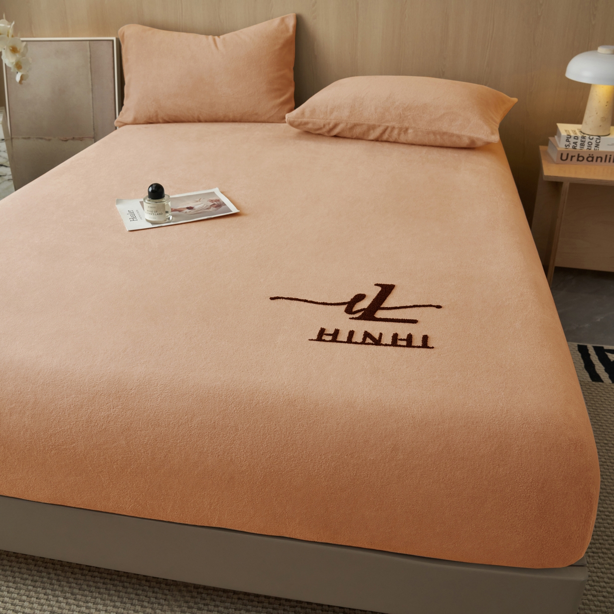 91家纺网 家纺一手货源 找家纺 早晨家纺 2025新款牛奶绒纯色毛巾绣暖绒床笠 时尚-橘色