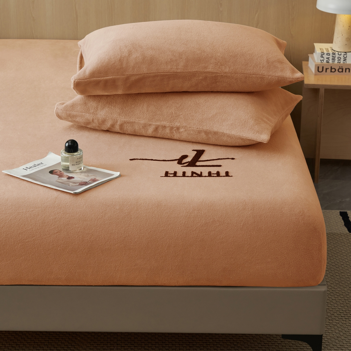 91家纺网 家纺一手货源 找家纺 早晨家纺 2025新款牛奶绒纯色毛巾绣暖绒床笠 时尚-橘色