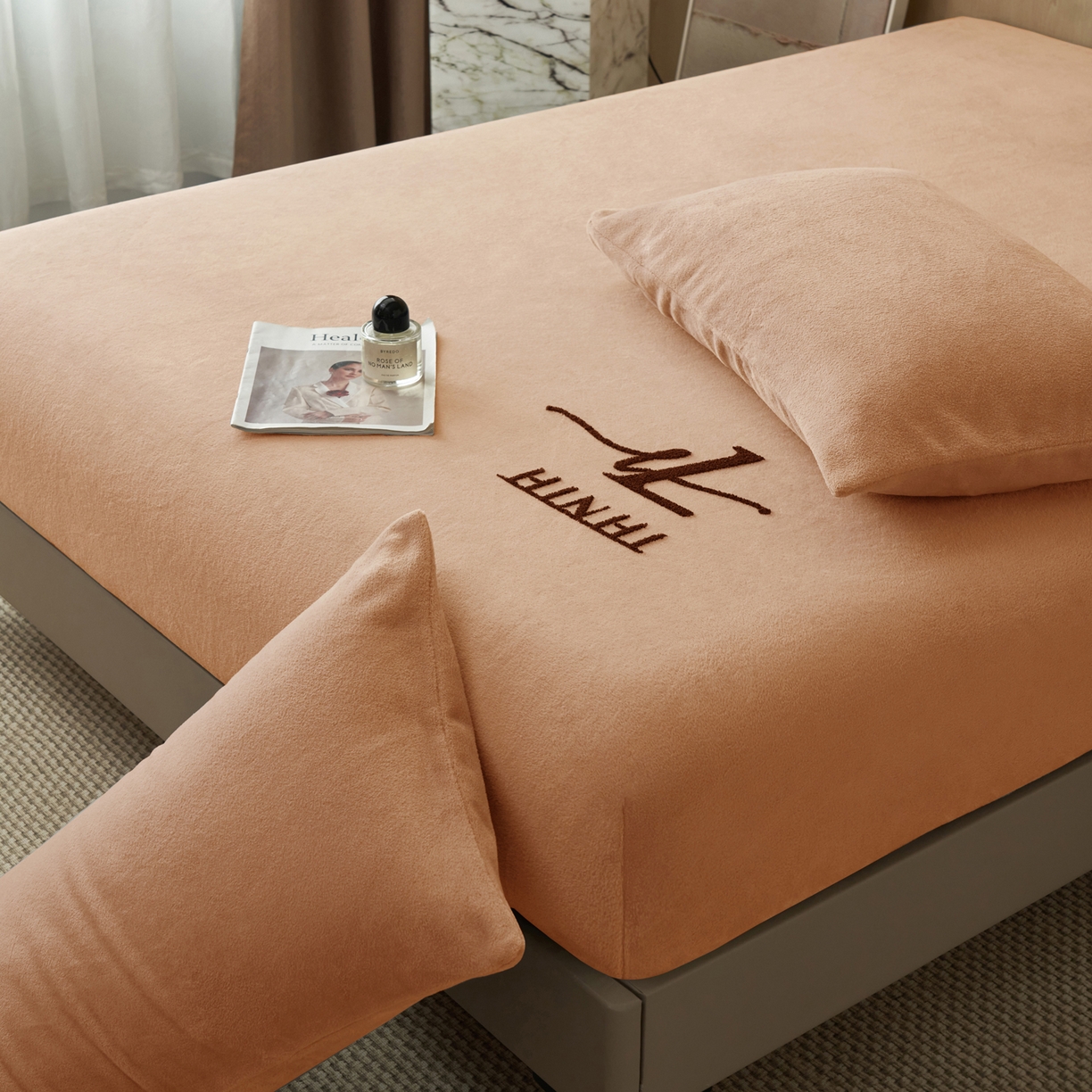 91家纺网 家纺一手货源 找家纺 早晨家纺 2025新款牛奶绒纯色毛巾绣暖绒床笠 时尚-橘色