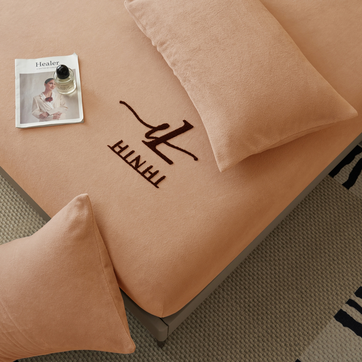 91家纺网 家纺一手货源 找家纺 早晨家纺 2025新款牛奶绒纯色毛巾绣暖绒床笠 时尚-橘色